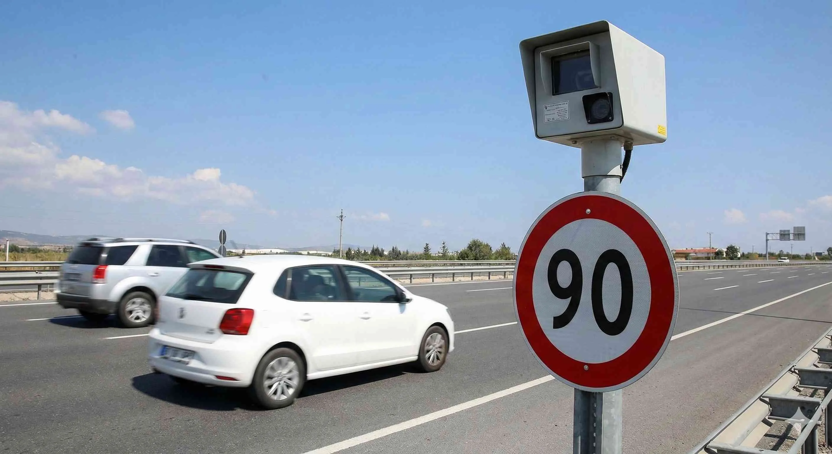 Karayolunda hız radarı kamerası ve hız limiti tabelası.